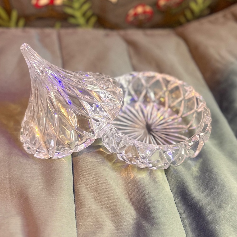 Vintage Cut Crystal Kiss‑Lid Jar — Starburst Base — Vanity Trinket Dish